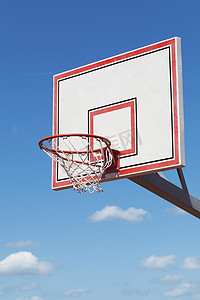 开心篮球摄影照片_蓝天背景的篮球篮筐
