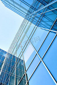 蓝色商务几何背景摄影照片_现代玻璃摩天大楼全景视图