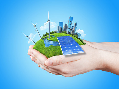 手中持有明确绿色草原与太阳电池块、 磨风力涡轮机和城市的摩天大楼