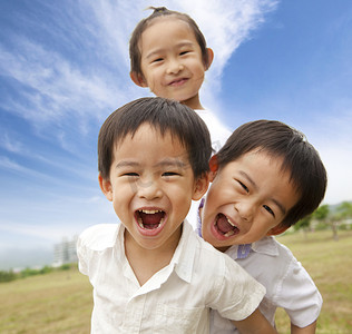 日本滑雪摄影照片_快乐的孩子户外的肖像