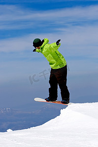 大多数摄影照片_人在西班牙 prodollano 滑雪胜地的斜坡上滑雪