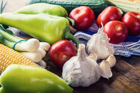 新鲜的蔬菜。一个分类的农场新鲜的蔬菜、 绿辣椒、 大蒜、 玉米、 洋葱、 西红柿、 黄瓜顶视图