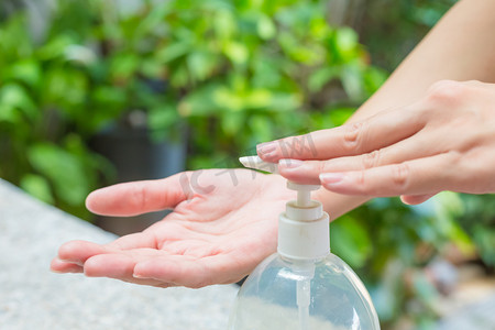 手消毒摄影照片_女用洗手手用清洁剂凝胶泵分配器.