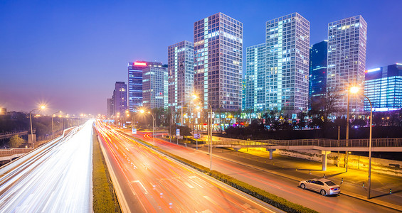 光径上现代城市黄昏在北京，中国