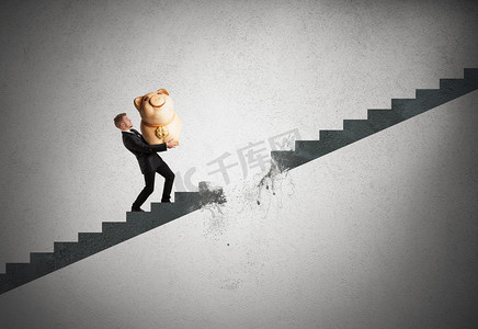 危机和失败商务人士抱着储存罐走在断裂楼梯上