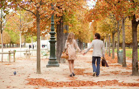 法国秋天摄影照片_在巴黎，有一个日期在秋天的浪漫情侣