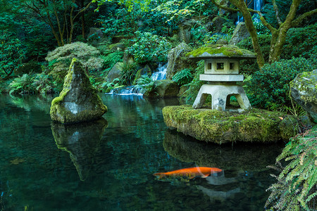 灯笼和波特兰日本花园的瀑布