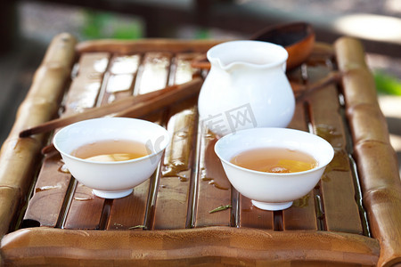 竹子传统摄影照片_传统中国茶道配件 (茶杯和沥青