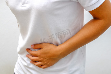 医疗健康工作人员摄影照片_患胃痛的妇女