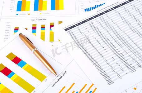 金融图表、 数据表和笔.