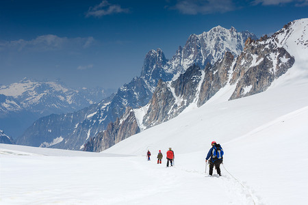 登山运动摄影照片_在山上行走的一群人