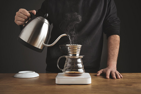 茶壶背景摄影照片_在滴灌机过滤咖啡的制作