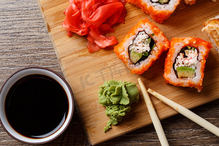 红色的筷子摄影照片_寿司酱油的特写