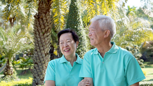亚洲高级夫妇微笑的绿色自然背景中的盲区