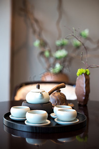 一个套板上精致的中国茶具