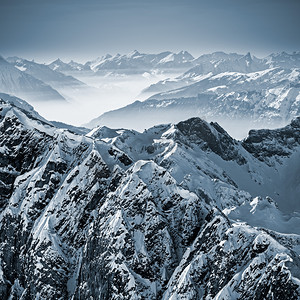 高铁风景摄影照片_在瑞士的阿尔卑斯山的雪山