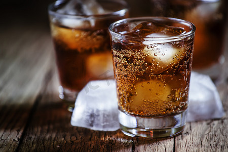 冰的摄影照片_含酒精的鸡尾酒威士忌可乐与威士忌和冰多维数据集 