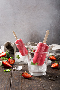 草莓冰块摄影照片_自制草莓冰棍