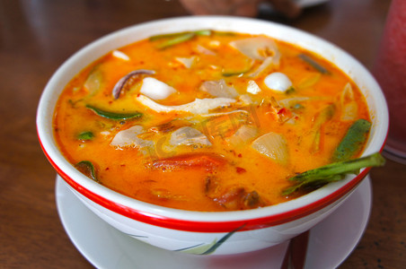 胜摄影照片_汤姆百胜汤，泰国菜。汤姆山药-辣清汤典型在泰国.