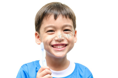 牙刷摄影照片_刷牙白色背景上的小男孩
