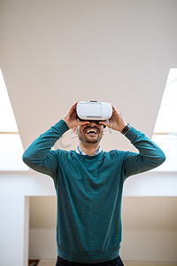 vr虚拟现实摄影照片_戴VR眼镜的年轻男性