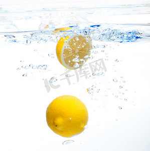 夏天夏季水果橘子摄影照片_落入水中的柠檬特写镜头