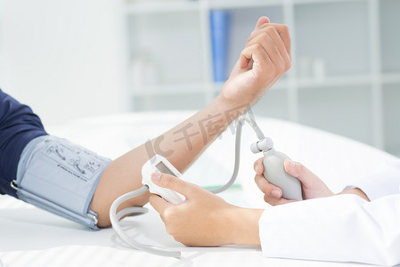 动脉摄影照片_医生正在给病人检查测量血压