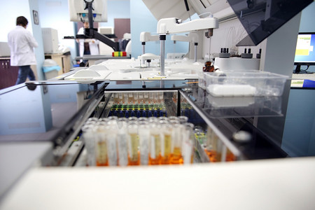 劳动力摄影照片_在实验室中的测试血液样本。