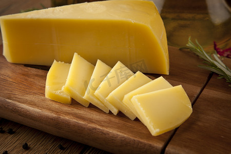 奶酪黄摄影照片_切达干酪奶酪概念照片