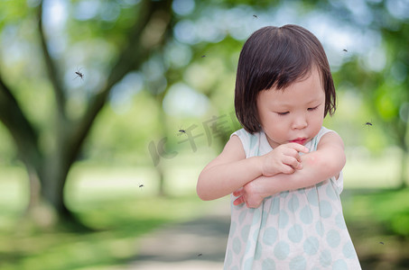 被叮咬摄影照片_小女孩被蚊虫叮咬过敏特写