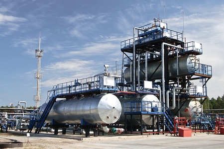 生产摄影照片_炼油业工业生产蓝天白云