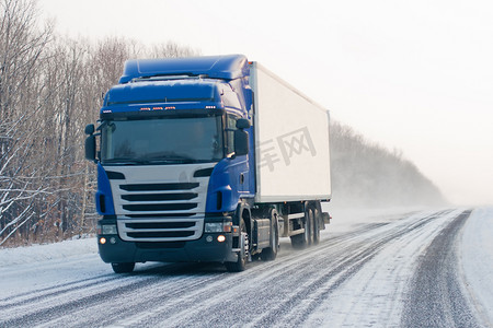 雪佛兰汽车促销摄影照片_在冬季道路上卡车