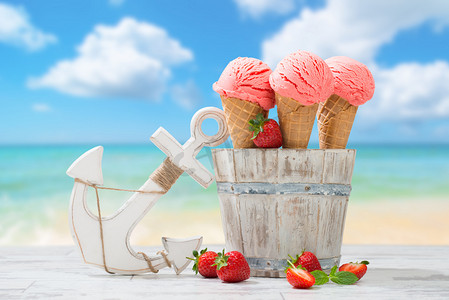 水果味冰淇淋摄影照片_草莓水果冰淇淋