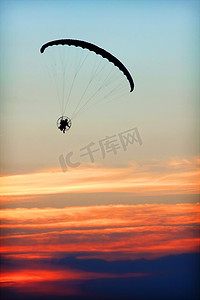 跳伞训练对日落
