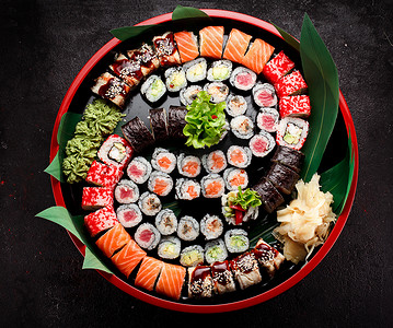 卸载稻谷摄影照片_一大盘美味日本料理寿司