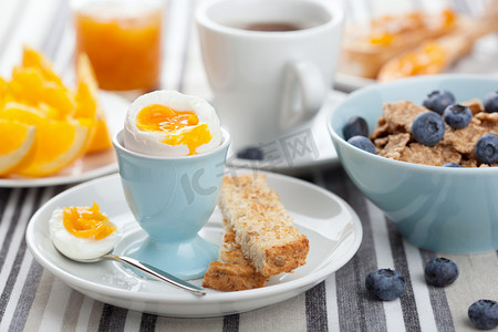 咖啡和牛奶摄影照片_健康麦片和蛋类早餐
