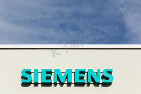 鲨鱼logo摄影照片_Siemens logo on a facade