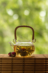 透明茶壶配茶花朵