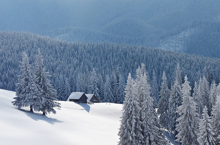 雪中小屋摄影照片_冬季景观与山中的房子