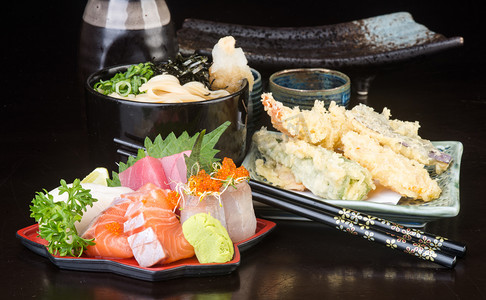 美食背景寿司摄影照片_日本料理。生鱼片的背景
