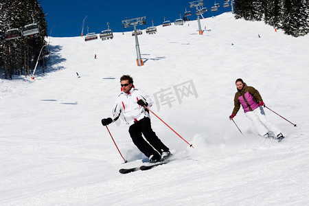 两名滑雪滑降滑雪
