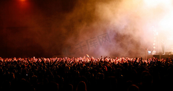 红色开心摄影照片_在音乐会或露天放映的庞大人群