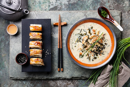餐饮菜谱摄影照片_奶油鳗鱼汤寿司卷摄影图