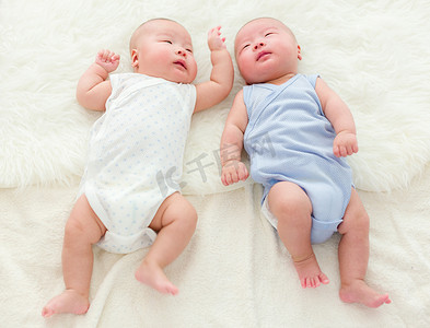 双胞胎婴儿摄影照片_新生儿双胞胎熟睡的婴儿