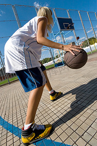 女孩玩篮球户外