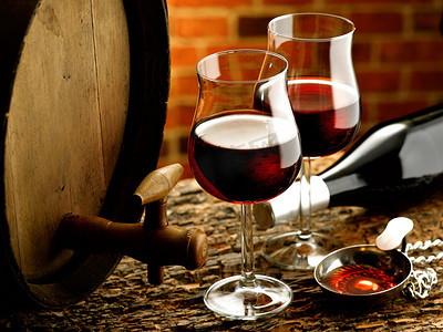 红酒中的葡萄酒窖的眼镜