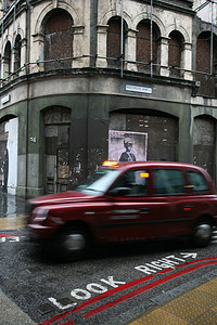 伦敦躲雨摄影照片_伦敦出租车