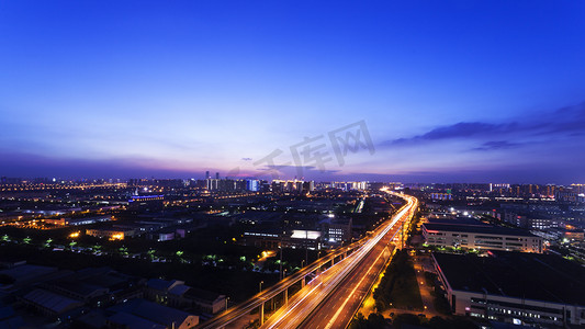 夜晚的天空摄影照片_夜晚的城市