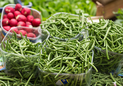 农民农业市场上新鲜的绿豆