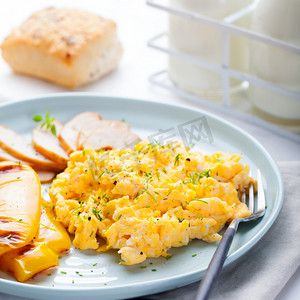 蛋捲摄影照片_Scrambled eggs, omelet, sweet pepper and hot smocked chicken, ham.